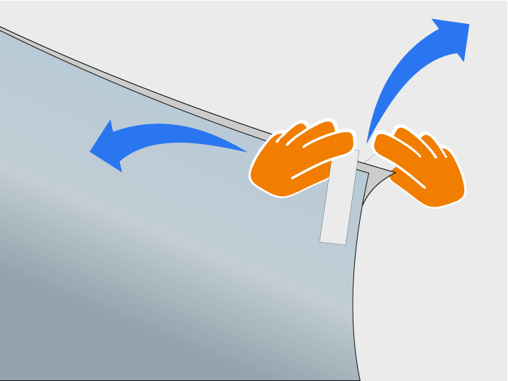 Löse die Trägerfolie indem Du jeweils einen Klebestreifen auf der Vor- und Rückseite einer Folienecke anbringst und auseinanderziehst. So bleibt an einem Klebestreifen die Trägerfolie haften und an dem anderen Streifen die eigentliche Gebäudeglasfolie.