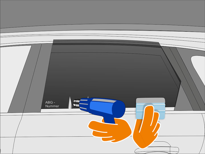 Fixiere die Folie wieder auf der Scheibe mit Montageflüssigkeit. Der Materialüberschuss an der oberen und unteren Kante der Folie, der in Form von "Trompeten" sichtbar ist, wird nun mit Heißluft so bearbeitet (geschrumpft), dass die Folie auch an diesen Stellen vollständig am Glas anliegt. Nutze dazu einen Heißluftfön und den bei klebefisch.de erhältlichen "Rakel mit Filzkante".