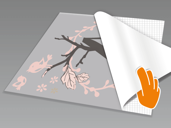 Wandtattoo abnehmen und mit dem Motiv nach unten auf einen glatten Untergrund legen. Nun das rückseitige Trägerpapier in flachem Winkel vorsichtig komplett abziehen. Wandtattoo abnehmen und mit dem Motiv nach unten auf einen glatten Untergrund legen. Nun das rückseitige Trägerpapier in flachem Winkel vorsichtig komplett abziehen.