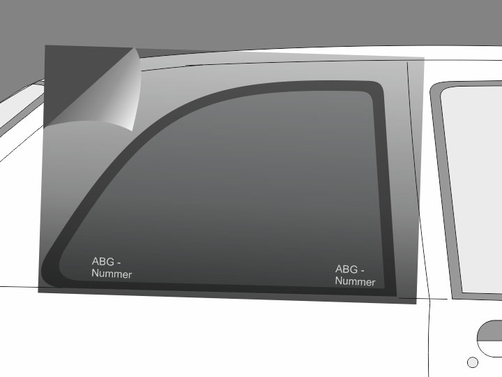 Befestige die Folie mit der Klebeschutzfolie nach außen und der ABG-Nummer nach unten zeigend zur Vorbereitung auf der Außenseite der Scheibe. Verwende hierfür die Montageflüssigkeit und den "2in1 Rakel" von klebefisch.de. Richte die Folie dabei so aus, dass die ABG-Nummer in der zu tönenden Scheibe erkennbar ist.