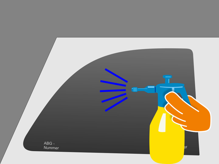 Besprühe die Klebeschicht der Folie ganzflächig mit ausreichend Montageflüssigkeit. Es sollte keine trockene Stelle mehr auf der Folienfläche geben. Besprühe anschließend auch die Innenseite der Scheibe mit Montageflüssigkeit.
