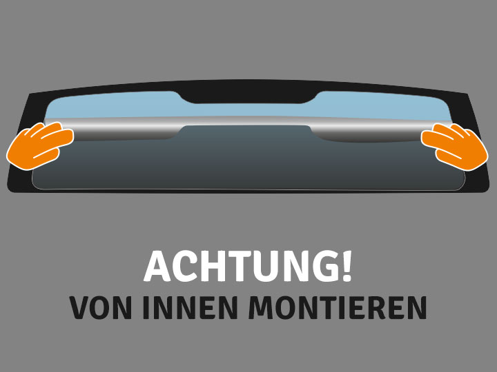 Hole Dir ggf. Hilfe von einer zweiten Person. Lege die Folie nun innen an einer Seite der Scheibe an und schiebe die Folie soweit über die zu tönende Kante bis Du auch die andere Seite auflegen kannst. Richte die Folie nun nach unten aus und schlage dann den oberen Teil zur Scheibe hin um, so, dass die Folie ganzflächig am Glas anliegt. Streiche ggf. Lufteinschlüsse vorsichtig mit der Hand aus der Folie und richte die Folie abschließend an allen Rändern passend aus.