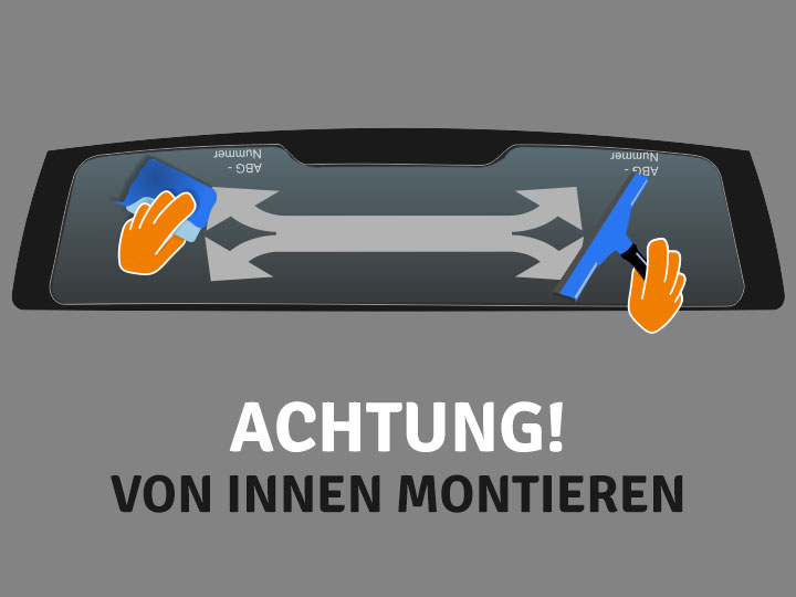 Fixiere die Folie auf der Scheibe mit dem Wasserabzieher, indem Du vorsichtig aber mit Druck in horizontalen Bahnen von der Mitte nach außen über die mit Montageflüssigkeit angefeuchtete Folienfläche streichst. Wiederhole den Vorgang dann mit einem festeren Rakel, bis die Flüssigkeit zwischen Folie und Scheibe gut ausgestrichen ist. Streiche die Restfeuchtigkeit an den Kanten nach außen hin heraus. Hülle dazu den Rakel ggf. in ein saugfähiges Papiertuch. Fixiere die Folie auf der Scheibe mit dem Wasserabzieher, indem Du vorsichtig aber mit Druck in horizontalen Bahnen von der Mitte nach außen über die mit Montageflüssigkeit angefeuchtete Folienfläche streichst. Wiederhole den Vorgang dann mit einem festeren Rakel, bis die Flüssigkeit zwischen Folie und Scheibe gut ausgestrichen ist. Streiche die Restfeuchtigkeit an den Kanten nach außen hin heraus. Hülle dazu den Rakel ggf. in ein saugfähiges Papiertuch.