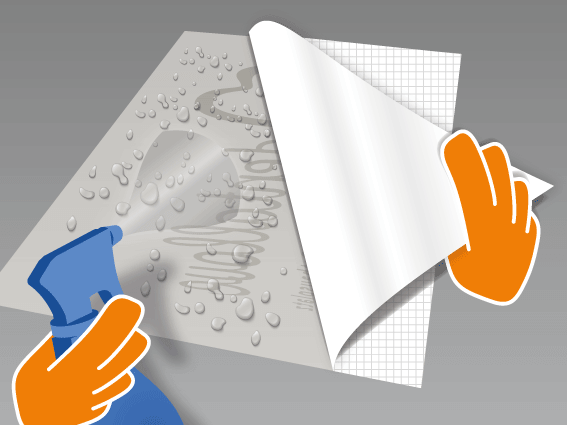 Jetzt das Trägerpapier sehr vorsichtig von der Folie lösen und die freigelegte Klebeseite vollständig mit dem Wasser-Spülmittel-Gemisch besprühen. Montiert Ihr zu zweit? Dann kann Person 1 die Folie in der Luft halten, während Person 2 das Trägerpapier abzieht und die Klebeseite besprüht. Jetzt das Trägerpapier sehr vorsichtig von der Folie lösen und die freigelegte Klebeseite vollständig mit dem Wasser-Spülmittel-Gemisch besprühen. Montiert Ihr zu zweit? Dann kann Person 1 die Folie in der Luft halten, während Person 2 das Trägerpapier abzieht und die Klebeseite besprüht.
