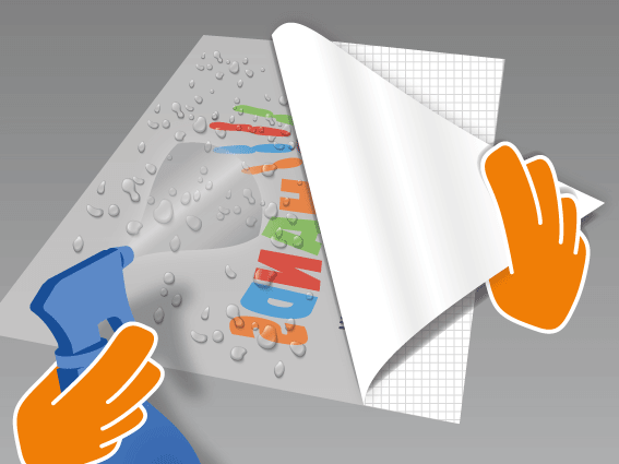 Folie auf einer glatten, sauberen Fläche mit dem Trägerpapier nach oben auslegen. Nun das Trägerpapier vorsichtig von der Folie lösen und die Klebeseite vollständig mit einem Wasser-Spülmittel-Gemisch besprühen. Montiert Ihr zu zweit? Dann kann Person 1 die Folie in der Luft halten, während Person 2 das Trägerpapier abzieht und die Klebeseite besprüht. Folie auf einer glatten, sauberen Fläche mit dem Trägerpapier nach oben auslegen. Nun das Trägerpapier vorsichtig von der Folie lösen und die Klebeseite vollständig mit einem Wasser-Spülmittel-Gemisch besprühen. Montiert Ihr zu zweit? Dann kann Person 1 die Folie in der Luft halten, während Person 2 das Trägerpapier abzieht und die Klebeseite besprüht.