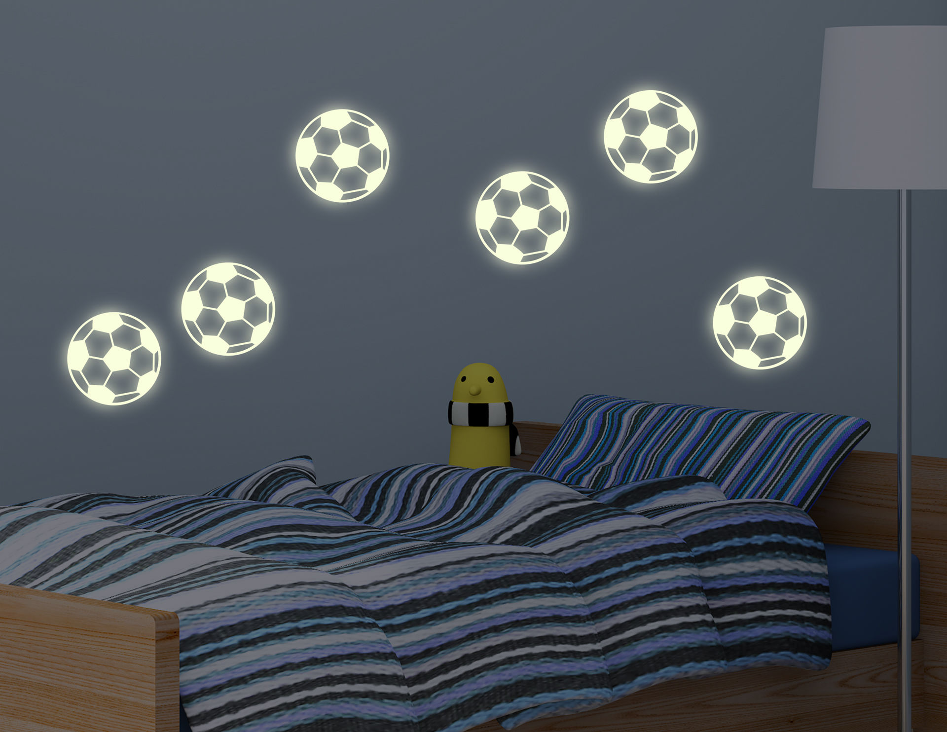 Das Leuchtsticker-Wandtattoo „Soccer Balls“ zaubert in Windeseile sechs Fußbälle an die Wand