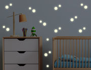 Das Leuchtsticker-Wandtattoo „Glow Dots“ strahlt bei Nacht