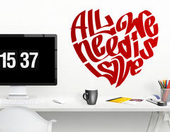 Wandtattoo „All we need is love” in Herzform
