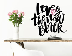 Wandtattoo „Love is black” gibt Liebe eine neue Farbe