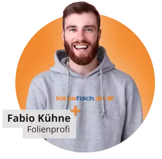 Folienprofi - mit Hoodie und lacht herzlich