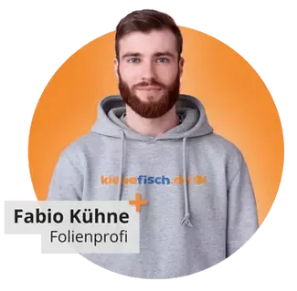 Folienprofi - mit Hoodie und lächelt dezent