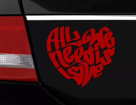 Autoaufkleber "All we need is love": Die Anleitung zum Glück Autoaufkleber "All we need is love": Die Anleitung zum Glück