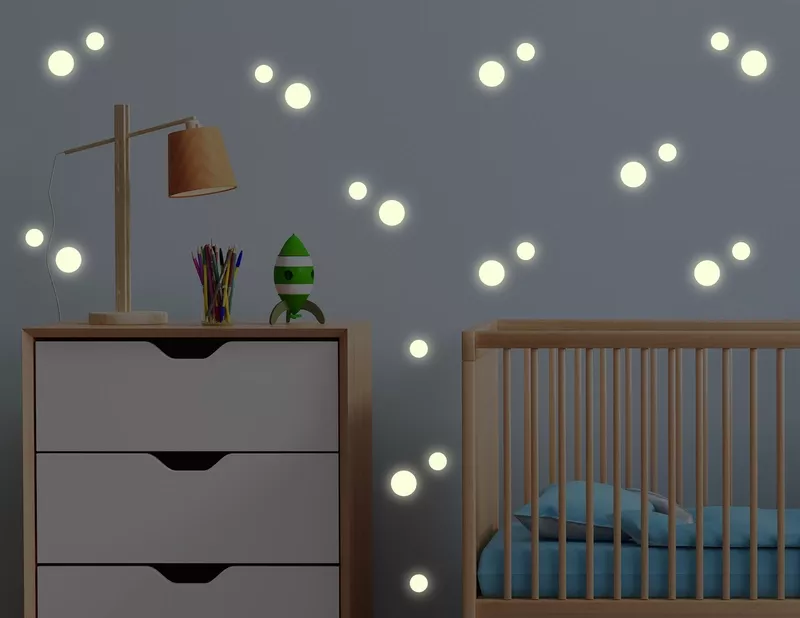 Das Leuchtsticker-Wandtattoo „Glow Dots“ strahlt bei Nacht