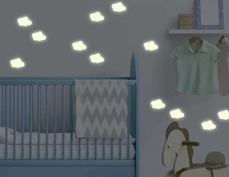 Leuchtsticker-Wandtattoo Cloudy Sky - Wölkchen, die bei Nacht dezent leuchten.